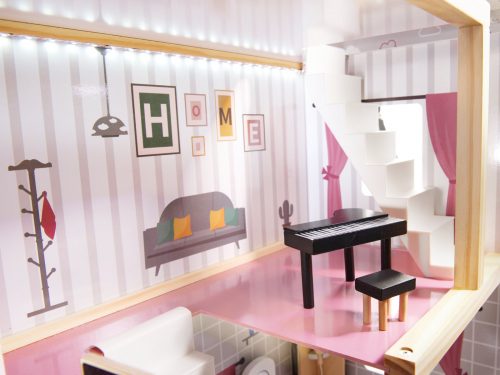 Medinis lėlių namas su baldais ir LED apšvietimu "Pilkoji Vila"