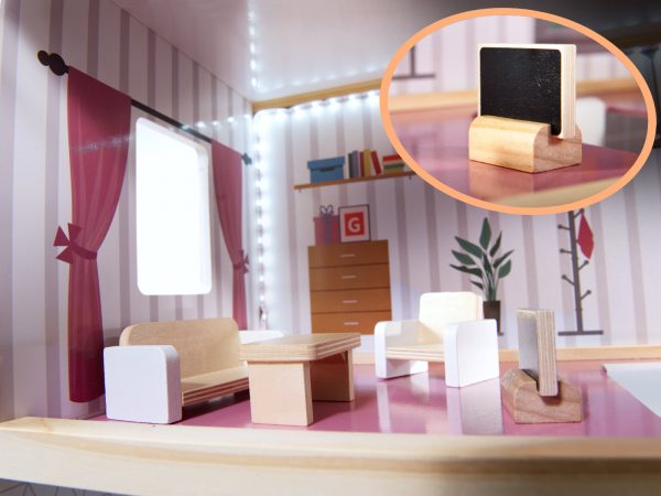 Medinis lėlių namas su baldais ir LED apšvietimu "Pilkoji Vila"